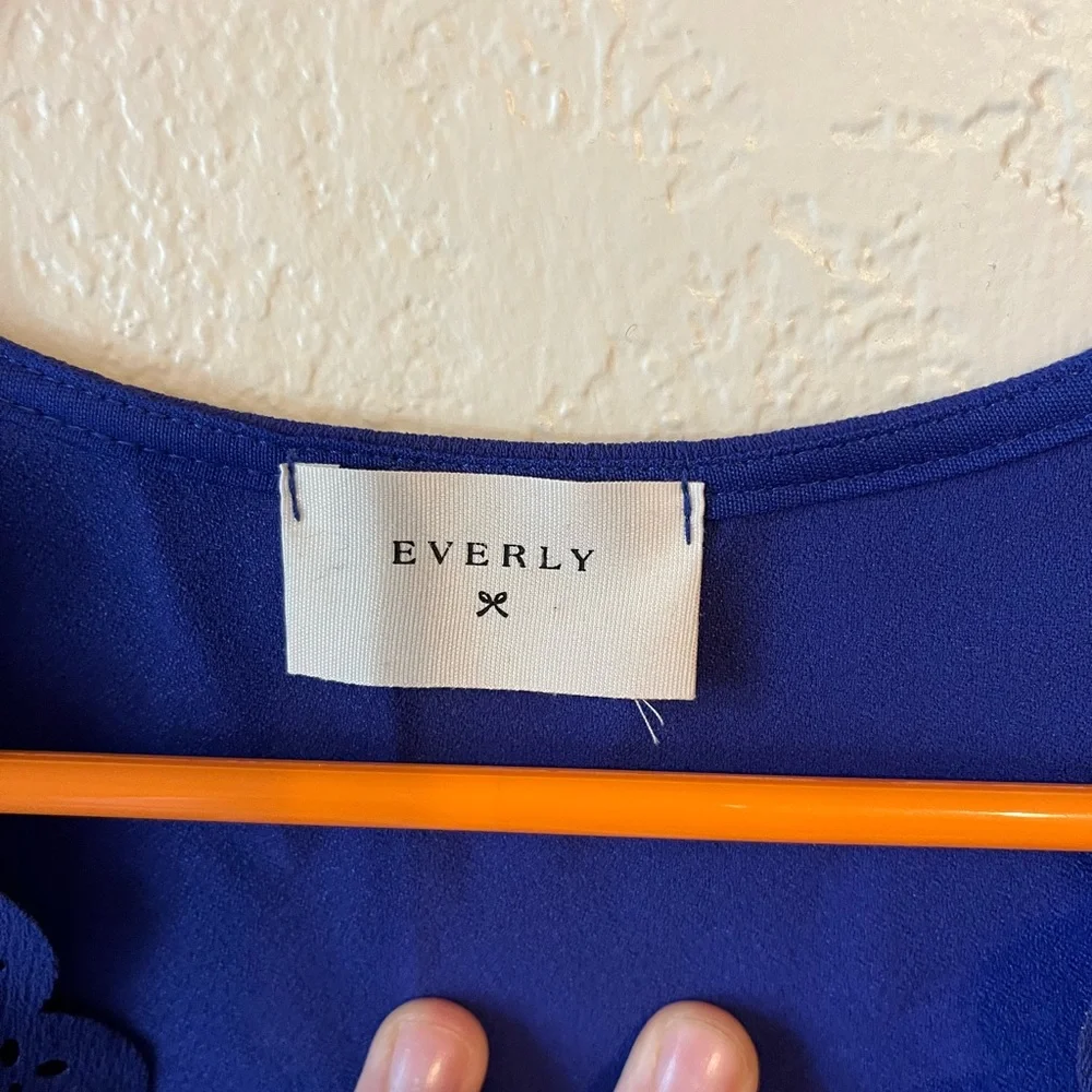 Beautiful scalloped everly dress. - Picture 7 of 8